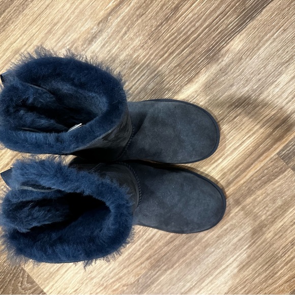 UGG Bailey Bow II boots in navy. Sz 6 - Picture 6 of 11